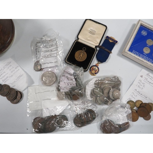 310 - A TRAY OF COLLECTABLE'S TO INCLUDE MEDALLIONS , FRAMED COIN SETS, AND A PAINTED MIRROR