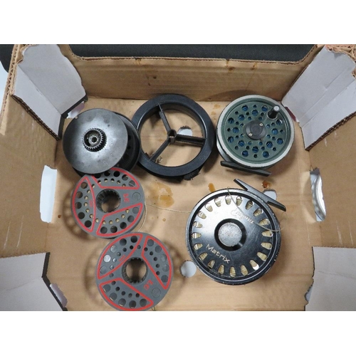 311 - A TRAY OF ASSORTED FLY FISHING REELS TOGETHER WITH ROD CASES