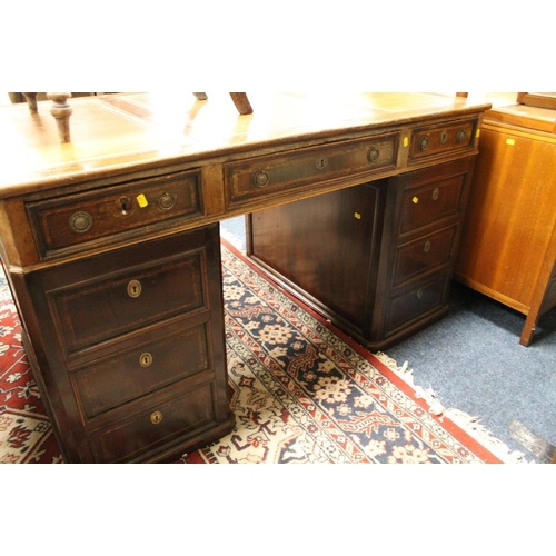 766 - AN EDWARDIAN MAHOGANY LEATHER TOPPED TWIN PEDESTAL DESK H 78 CM W 140 CM