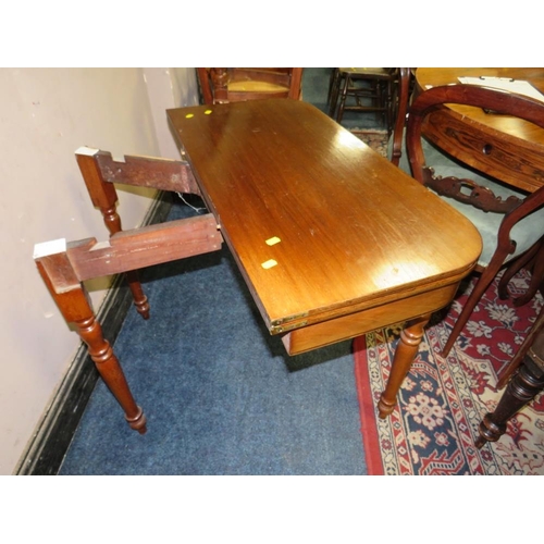 795 - A THREE PIECE MAHOGANY EXTENDING TABLE