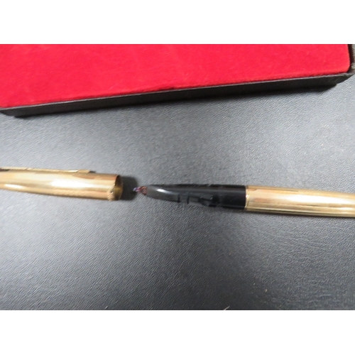 324 - A VINTAGE CASED PARKER FOUNTAIN PEN