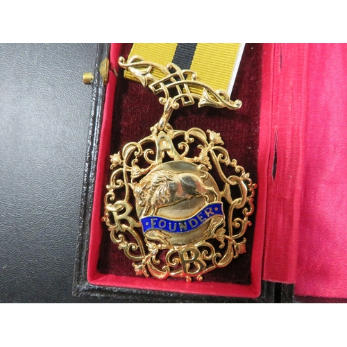 325 - A HALLMARKED DECORATIVE SILVER GILT JEWEL WITH RIBBON