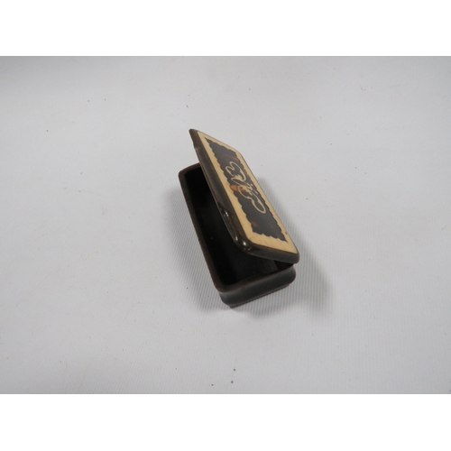 339 - A SNUFF BOX WITH A TORTOISE SHELL AND BONE  INLAID LID