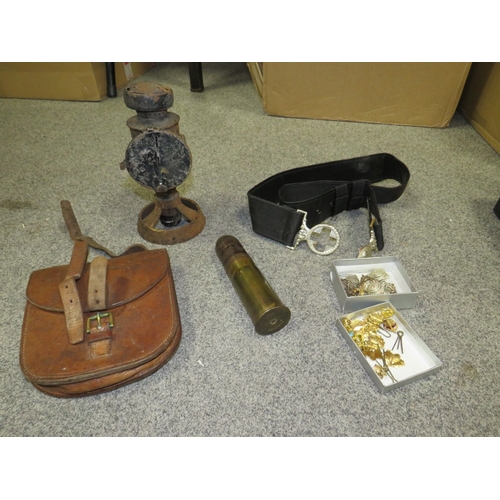 441 - A SELECTION OF MILITARIA TO INCLUDE A VICKERS MACHINE GUN SIEGE LAMP A 1895 BERNDORP GUN SHELL VARIO... 