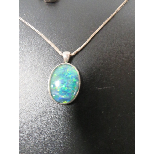 354 - A SILVER OPAL EFFECT PENDANT ON CHAIN TOGETHER WITH A MODERN SILVER DESIGNER STYLE PENDANT