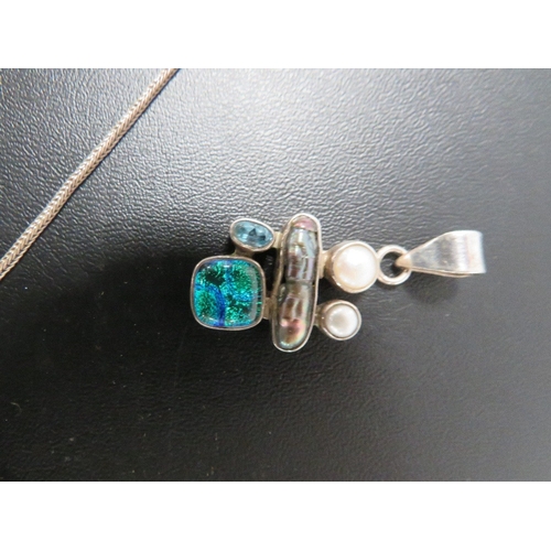 354 - A SILVER OPAL EFFECT PENDANT ON CHAIN TOGETHER WITH A MODERN SILVER DESIGNER STYLE PENDANT