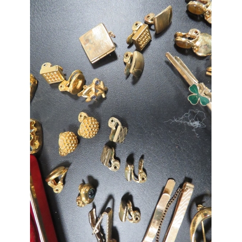 366 - A SELECTION OF YELLOW METAL JEWELLERY TO INCLUDE A 9CT METAL CORE CLASP BANGLE