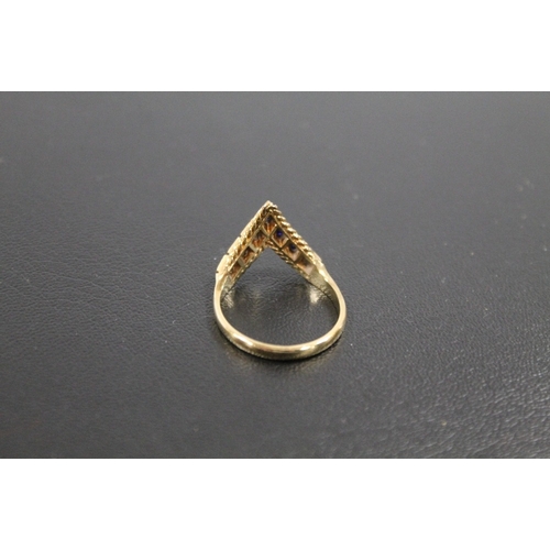 375 - A HALLMARKED 9 CARAT GOLD WISH BONE STYLE SAPPHIRE RING approx weight 2.9g