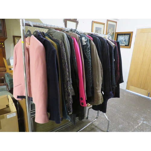 198 - A SELECTION OF LADIES CLOTHING TO INCLUDE NEW LABELLED GARMENTS COMPRISING COATS, GILETS, KNITWEAR E... 