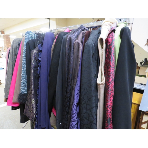 198 - A SELECTION OF LADIES CLOTHING TO INCLUDE NEW LABELLED GARMENTS COMPRISING COATS, GILETS, KNITWEAR E... 