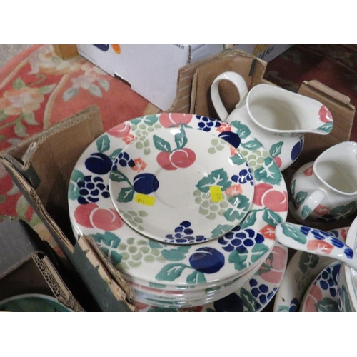 106 - TWO TRAYS OF ASSORTED CERAMICS TO INCLUDE WEDGWOOD WILD STRAWBERRY