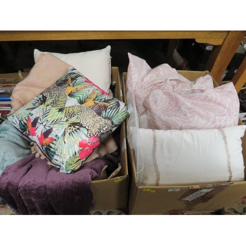 109 - TWO BOXES OF EX SHOW HOME ITEMS TO INCLUDE TWO LAURA ASHLEY THROWS, A SELECTION OF CUSHIONS, SINGLE ... 