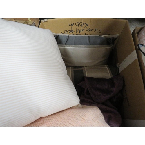 109 - TWO BOXES OF EX SHOW HOME ITEMS TO INCLUDE TWO LAURA ASHLEY THROWS, A SELECTION OF CUSHIONS, SINGLE ... 