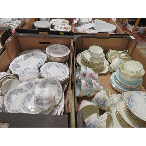 117 - A TRAY OF ROYAL ALBERT SILVER MAPLE TEA WARE TOGETHER WITH  A TRAY OF CERAMICS TO INCLUDE ROYAL ALBE... 