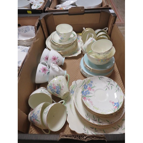 117 - A TRAY OF ROYAL ALBERT SILVER MAPLE TEA WARE TOGETHER WITH  A TRAY OF CERAMICS TO INCLUDE ROYAL ALBE... 