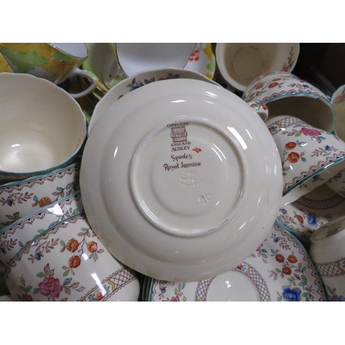 118 - TWO TRAY OF CERAMICS TO INCLUDE SPODE ROYAL JASMINE TEA WARE