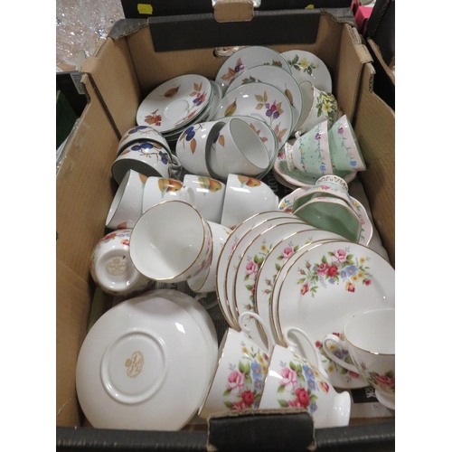 118 - TWO TRAY OF CERAMICS TO INCLUDE SPODE ROYAL JASMINE TEA WARE