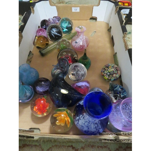 128 - A TRAY OF ASSORTED GLASS WARE TO INCLUDE PAPER WEIGHTS TO INCLUDE CAITHNESS EXAMPLES