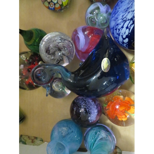 128 - A TRAY OF ASSORTED GLASS WARE TO INCLUDE PAPER WEIGHTS TO INCLUDE CAITHNESS EXAMPLES