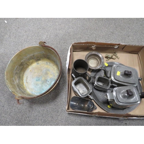 132 - A TRAY OF ASSORTED PEWTER WARE TOGETHER WITH A BRASS JAM PAN