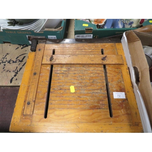 72 - A TRAY OF ASSORTED COLLECTABLES TO INCLUDE VINTAGE SCALES, TOGETHER WITH A VINTAGE GUILLOTINE