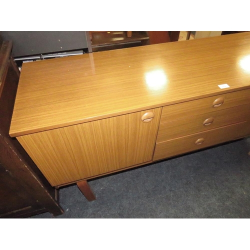 782 - A MID CENTURY SCHREIBER SIDEBOARD W-150 CM AND LOOSE LEG