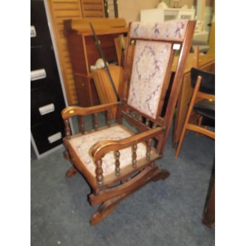 784 - AN AMERICAN STYLE ROCKING CHAIR