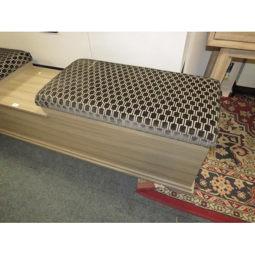 800 - A LARGE UPHOLSTERED BENCH TYPE SEAT L-216 CM