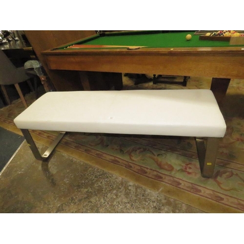 808 - A MODERN WHITE UPHOLSTERED STOOL - L 137 cm