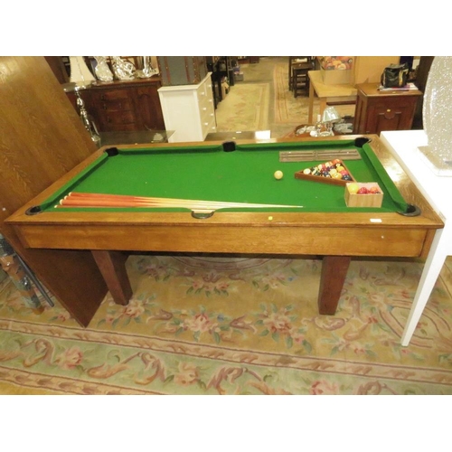 809 - A LARGE OAK SNOOKER / DINING / GAMES TABLE WITH CUES, BALLS ETC, TABLE 76 x 104 x 190 cm