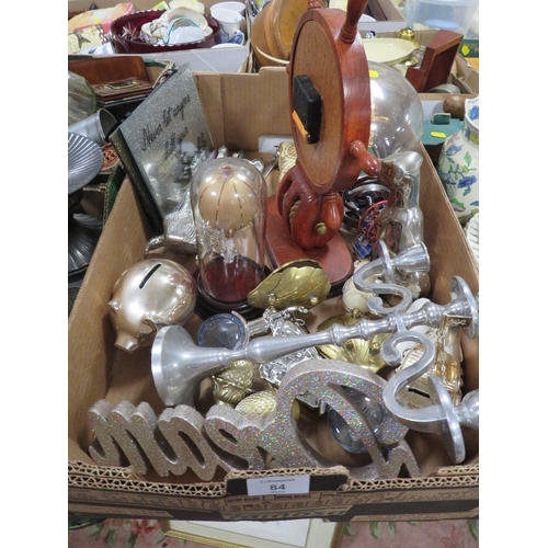 84 - A TRAY OF MODERN DECORATIVE ITEMS TO INCLUDE A SHIPS WHEEL CLOCK