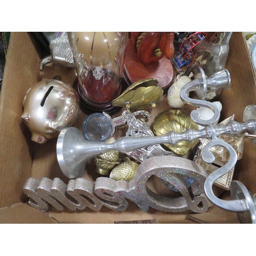 84 - A TRAY OF MODERN DECORATIVE ITEMS TO INCLUDE A SHIPS WHEEL CLOCK