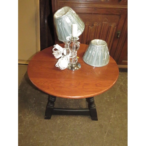 842 - A SMALL OAK OCCASIONAL TABLE PLUS A PAIR OF LAMPS