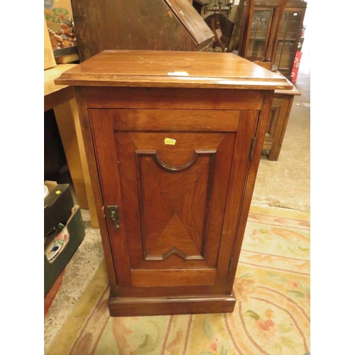 843 - AN ANTIQUE MAHOGANY POT CUPBOARD (LOOSE TOP)