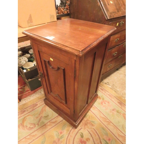 843 - AN ANTIQUE MAHOGANY POT CUPBOARD (LOOSE TOP)