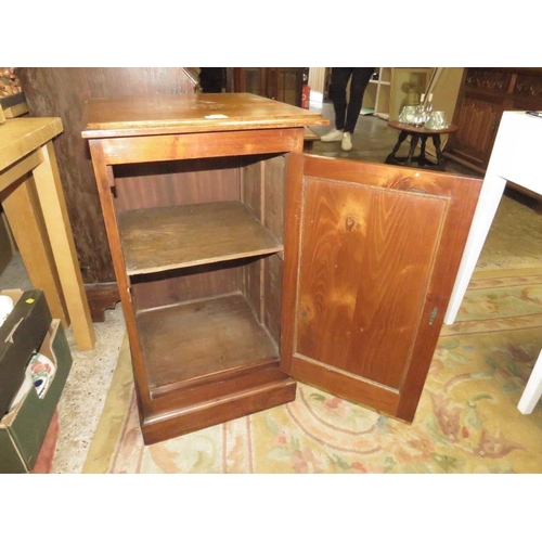 843 - AN ANTIQUE MAHOGANY POT CUPBOARD (LOOSE TOP)