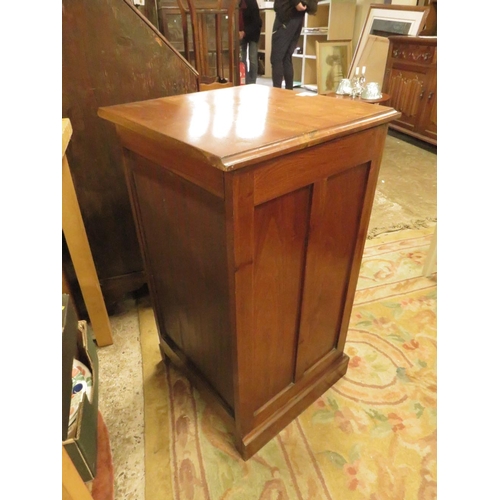 843 - AN ANTIQUE MAHOGANY POT CUPBOARD (LOOSE TOP)