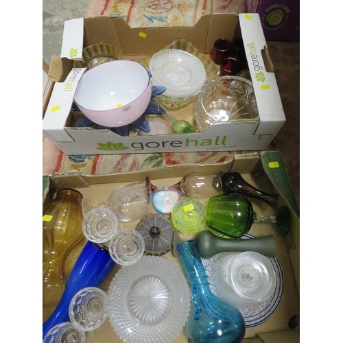 90 - TWO TRAYS OF GLASS TO INCLUDE BRIERLEY STUDIO PINK BOWL, CUT GLASS AND VINTAGE EXAMPLES