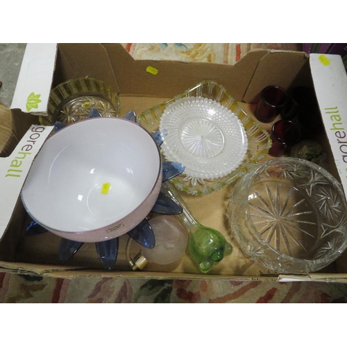 90 - TWO TRAYS OF GLASS TO INCLUDE BRIERLEY STUDIO PINK BOWL, CUT GLASS AND VINTAGE EXAMPLES