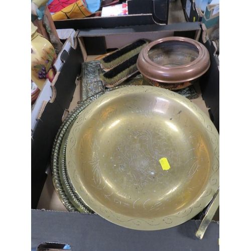 158 - A TRAY OF VINTAGE METAL WARE TO INCLUDE A BRASS MOUNTED WALL OCTAGONAL MIRROR