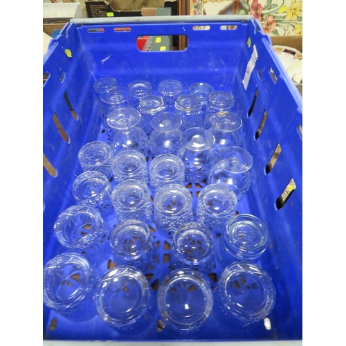 164 - A QUANTITY OF ASSORTED GLASS WARE TO INCLUDE A BLUE GLASS DIMPLE EFFECT VASE, DRINKING GLASS ETC