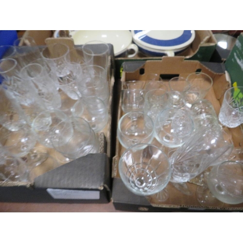 164 - A QUANTITY OF ASSORTED GLASS WARE TO INCLUDE A BLUE GLASS DIMPLE EFFECT VASE, DRINKING GLASS ETC