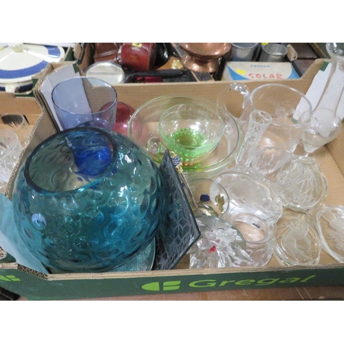 164 - A QUANTITY OF ASSORTED GLASS WARE TO INCLUDE A BLUE GLASS DIMPLE EFFECT VASE, DRINKING GLASS ETC