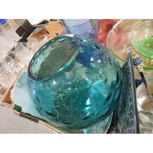 164 - A QUANTITY OF ASSORTED GLASS WARE TO INCLUDE A BLUE GLASS DIMPLE EFFECT VASE, DRINKING GLASS ETC