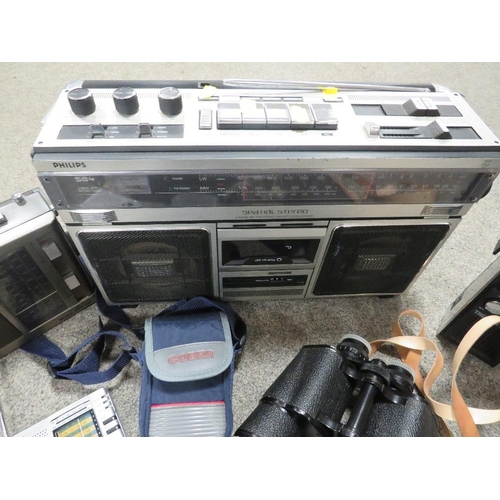 174 - A TRAY OF VIDEO AUDIO EQUIPMENT TO INCLUDE A PHILLIPS 584 SPATIAL STEREO FOUR BAND AM/FM RADIO CASSE... 