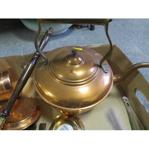 176 - A TRAY OF ASSORTED METAL WARE TO INCLUDE A COPPER KETTLE