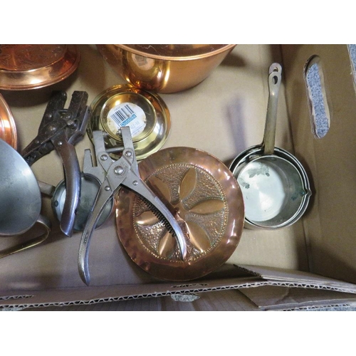 176 - A TRAY OF ASSORTED METAL WARE TO INCLUDE A COPPER KETTLE