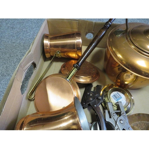 176 - A TRAY OF ASSORTED METAL WARE TO INCLUDE A COPPER KETTLE