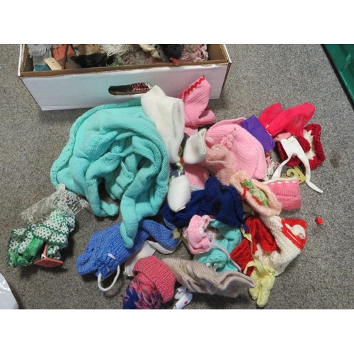 187 - A TRAY  OF ASSORTED SOFT TOYS, TOGETHER WITH COLLECTABLE DOLLS AND A BAG OF DOLLS CLOTHES