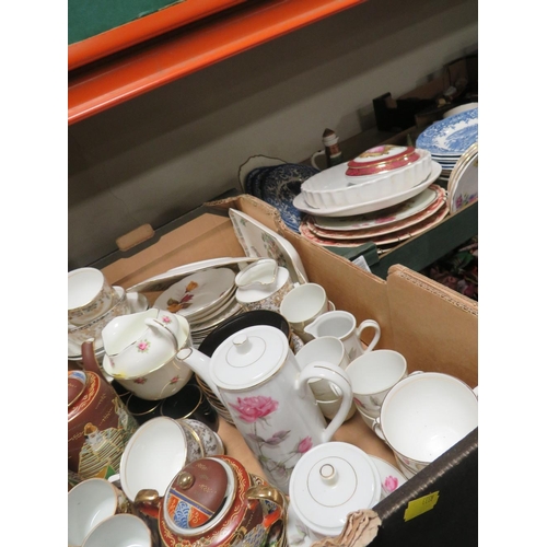 195 - TWO TRAYS OF CERAMICS TO INCLUDE JAPANESE STYLE TEA WARE, BLUE AND WHITE PLATES ETC